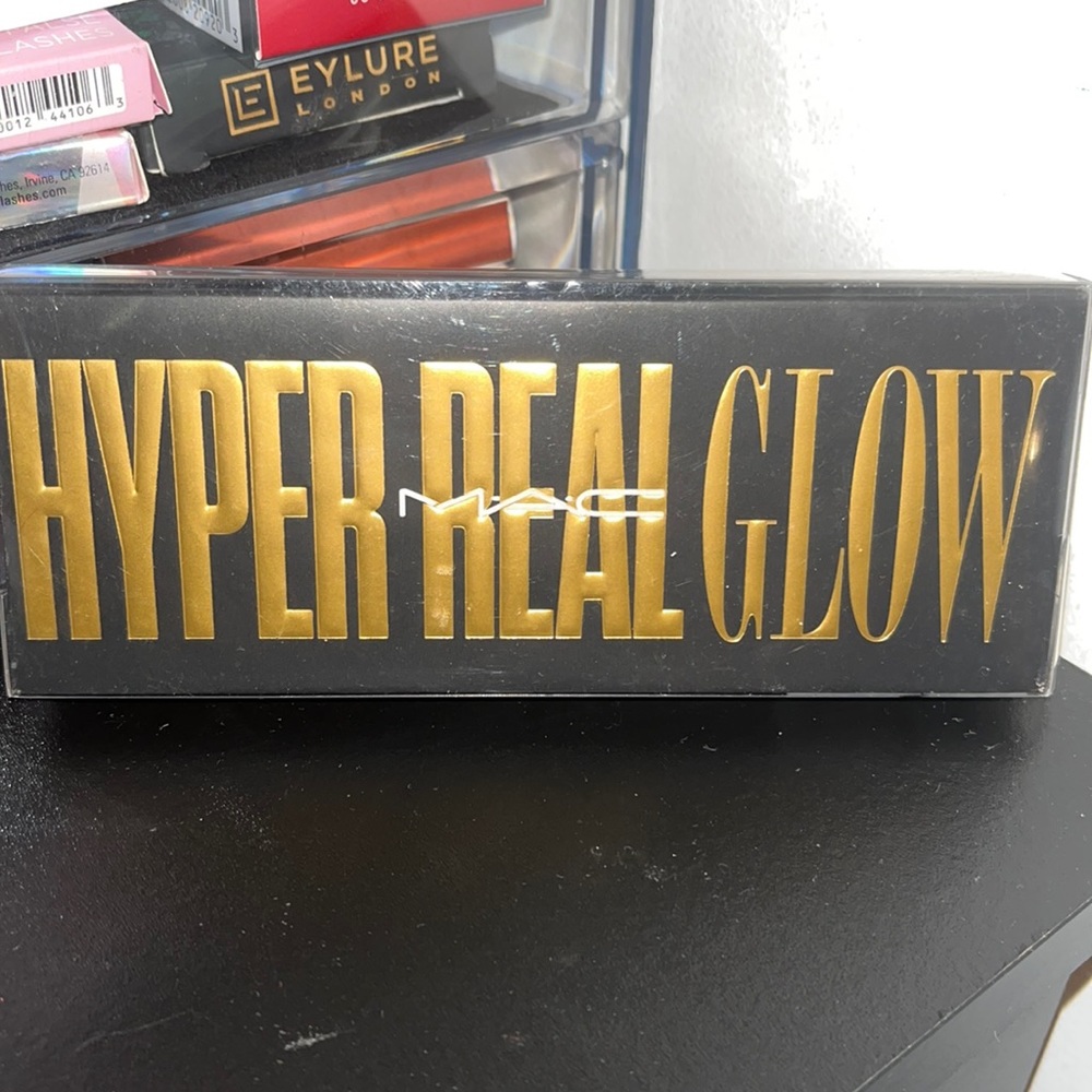 Mac Cosmetics “Hyper Real Glow” Highlighter